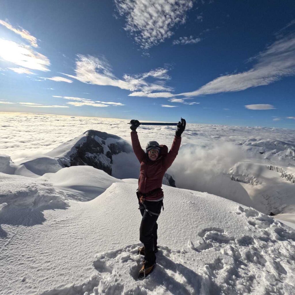 gente conquistando la cumbre del cotopaxi