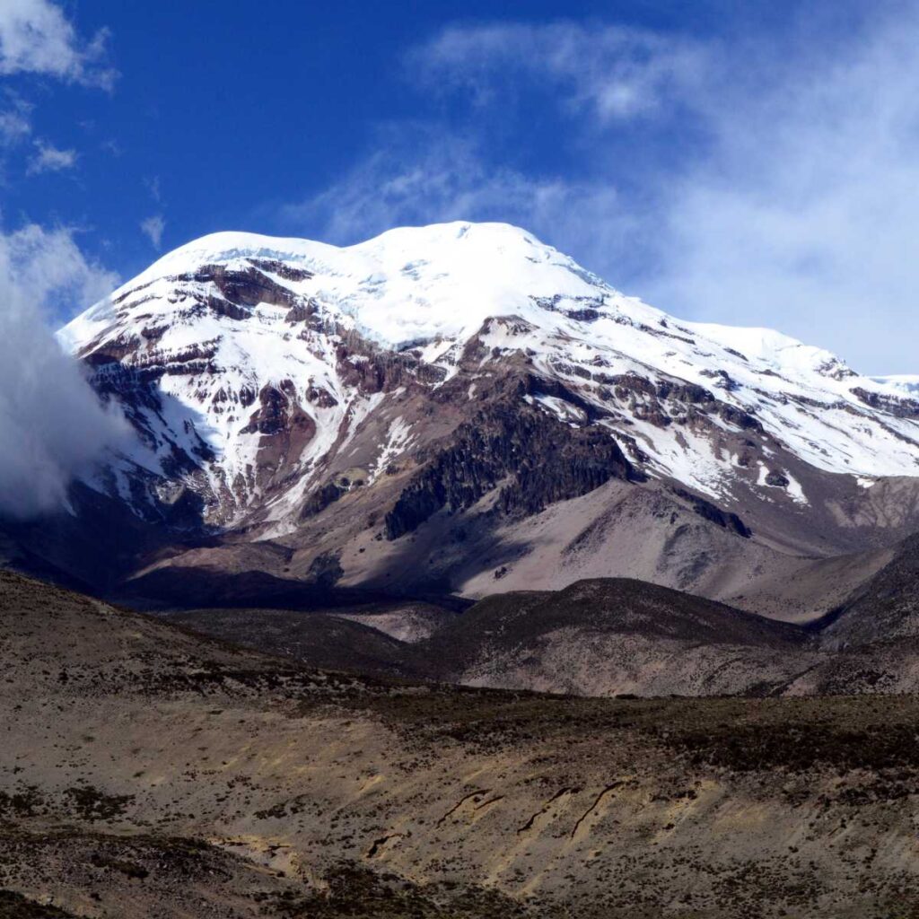 Con sus 6.263 metros de altitud, el Volcán Chimborazo es la montaña más alta del Ecuador y el punto de la Tierra más cercano al espacio debido al abultamiento ecuatorial.