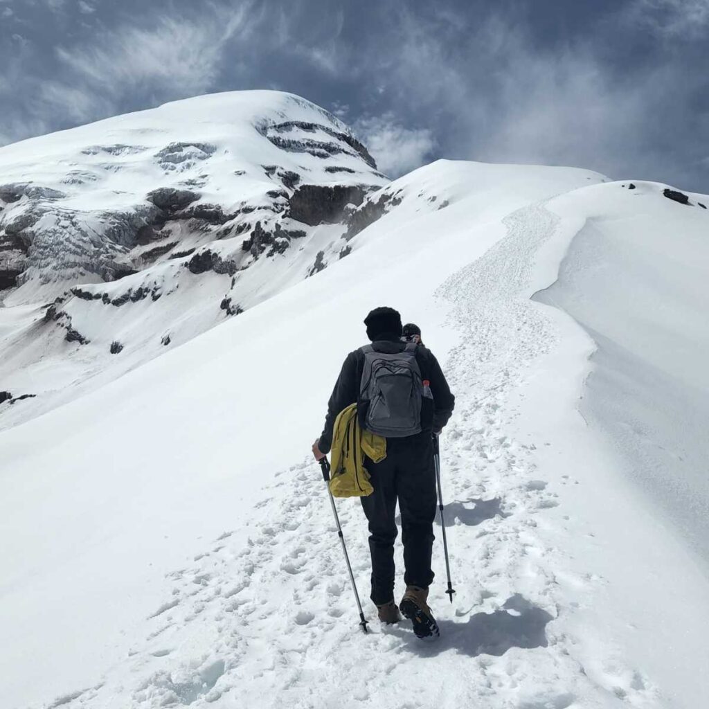 La cumbre del Chimborazo representa esfuerzo, perseverancia y la satisfacción de conquistar una de las montañas más emblemáticas del continente.