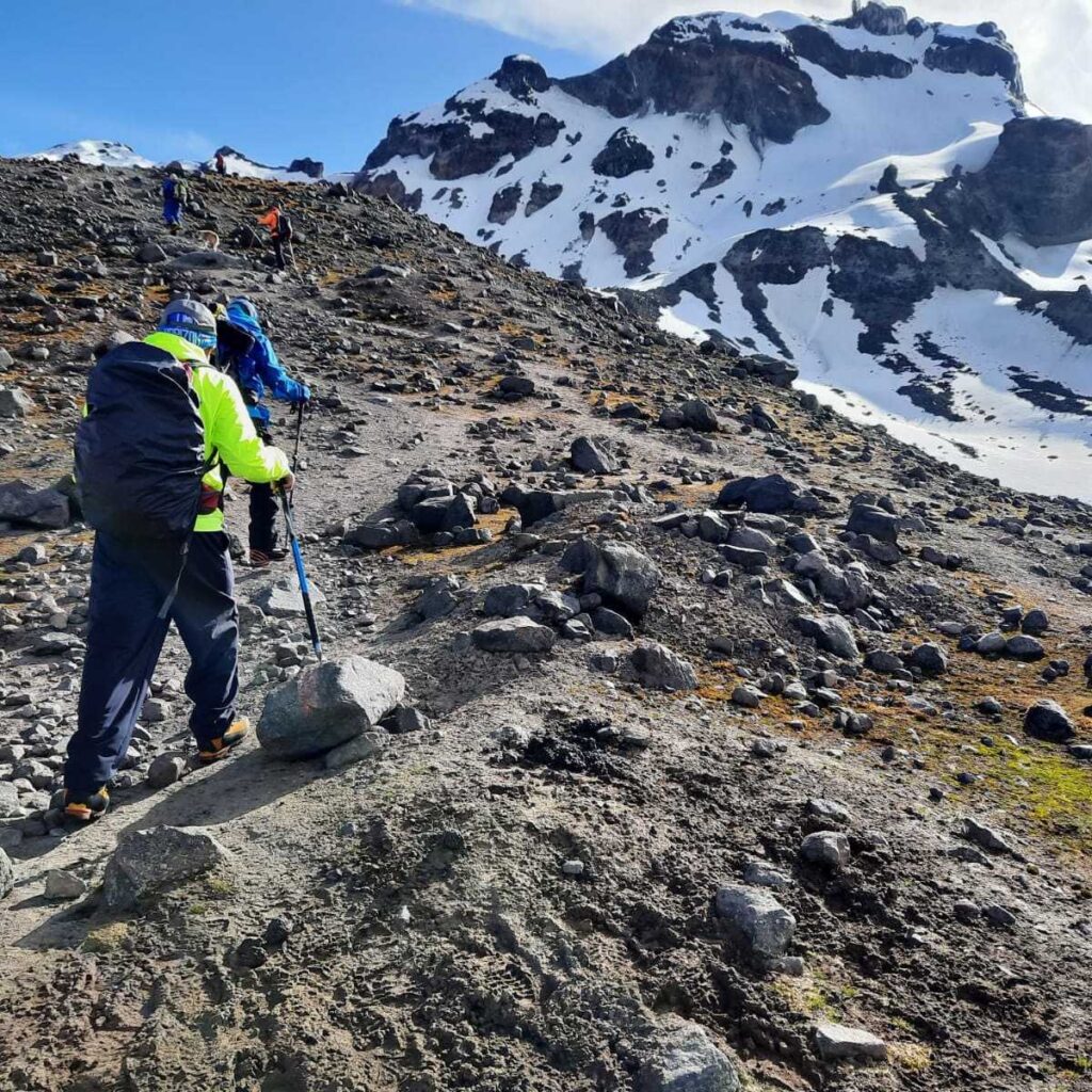 Una experiencia que combina paisajes increíbles, aventura y el orgullo de alcanzar una gran cumbre en los Andes ecuatorianos.