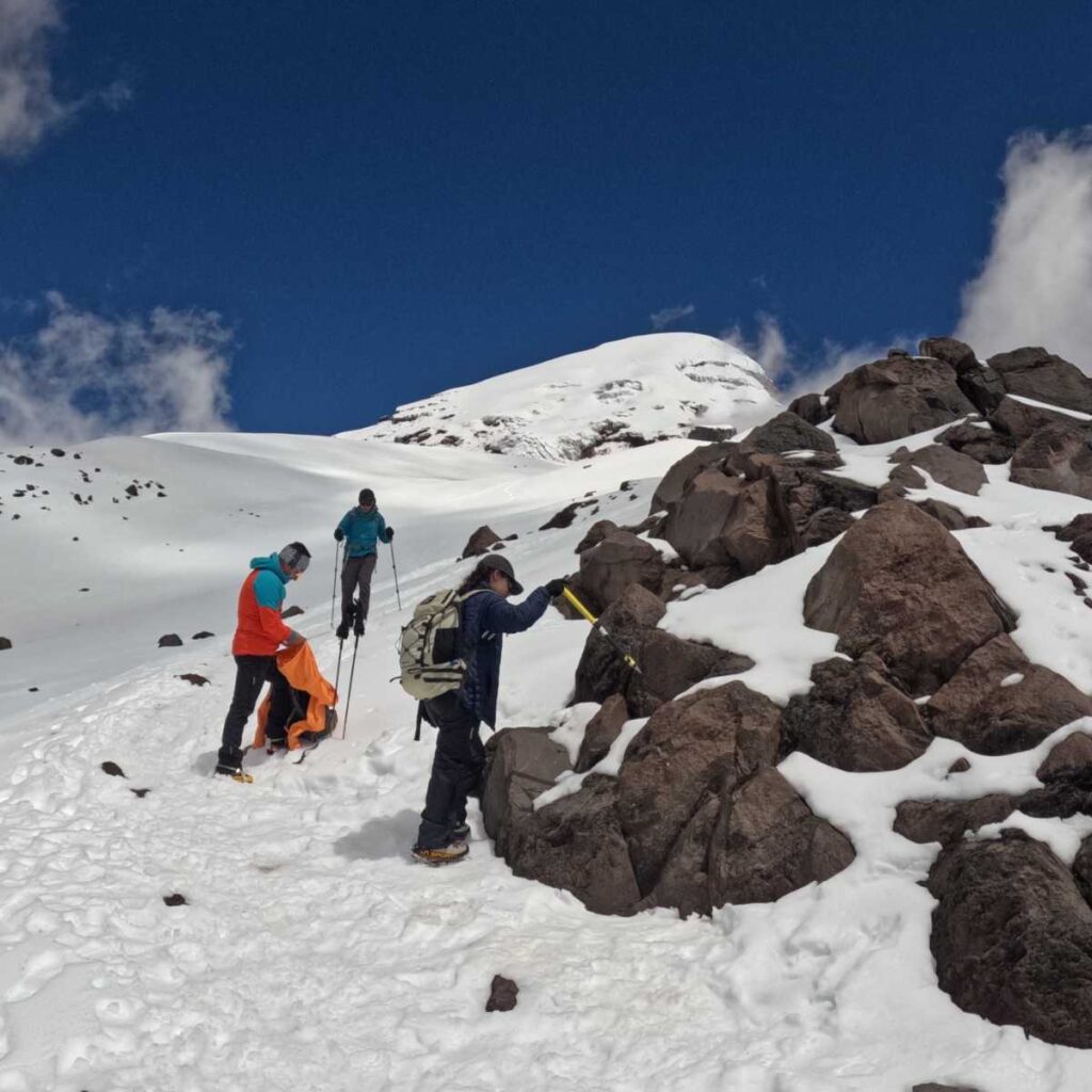 Vive una experiencia única en el Volcán Chimborazo, la montaña más alta del Ecuador y el punto de la Tierra más cercano al Sol debido al abultamiento ecuatorial.