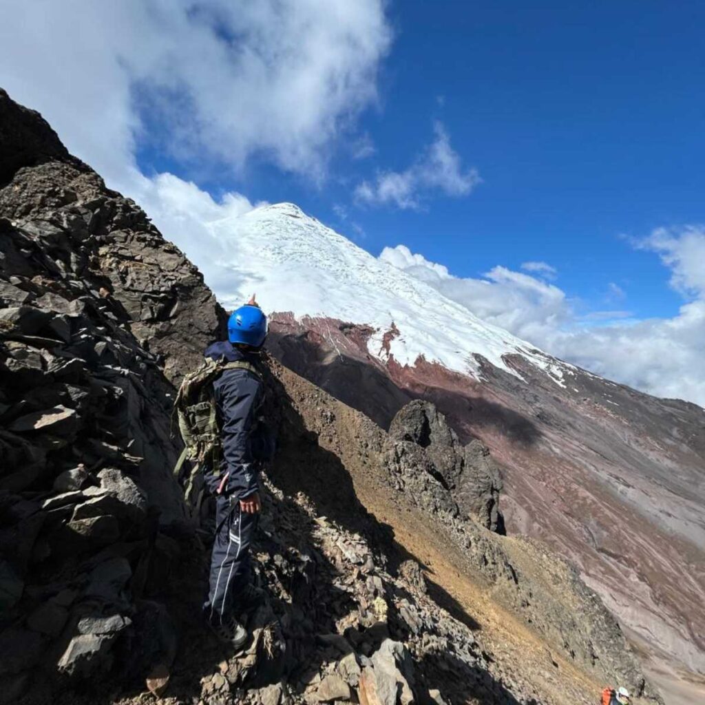 Desde la cumbre se obtiene una de las mejores panorámicas del Volcán Cotopaxi, el Rumiñahui, los Ilinizas y gran parte de la Avenida de los Volcanes.