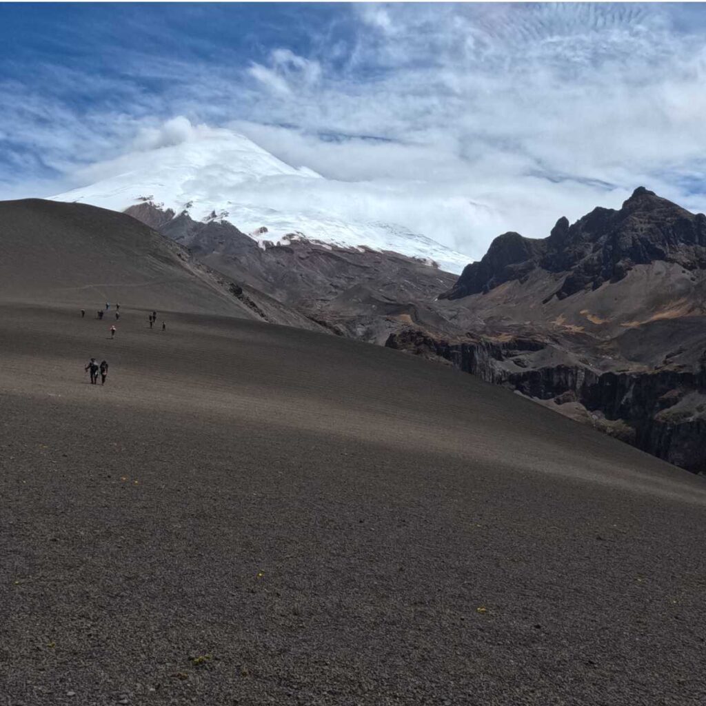diseño sin título (20) Ubicado en las faldas del majestuoso Volcán Cotopaxi, el Cerro Morurco
