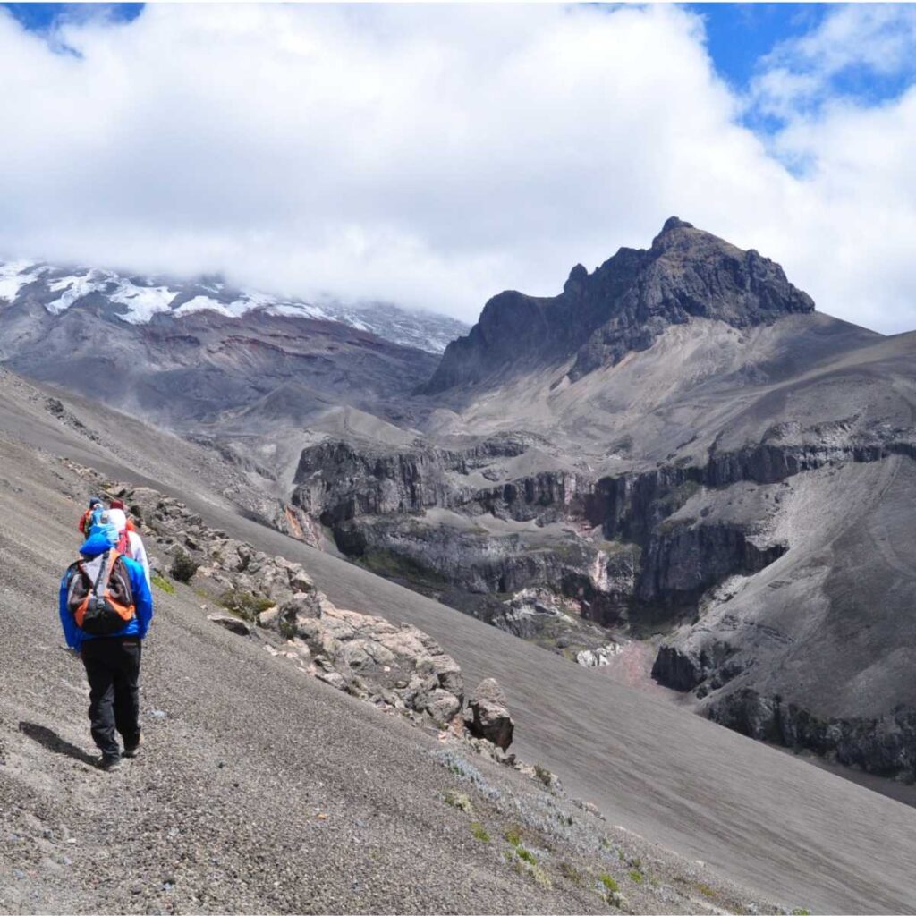 Una experiencia ideal para quienes desean seguir creciendo en el montañismo y acercarse cada vez más a las grandes cumbres del Ecuador.