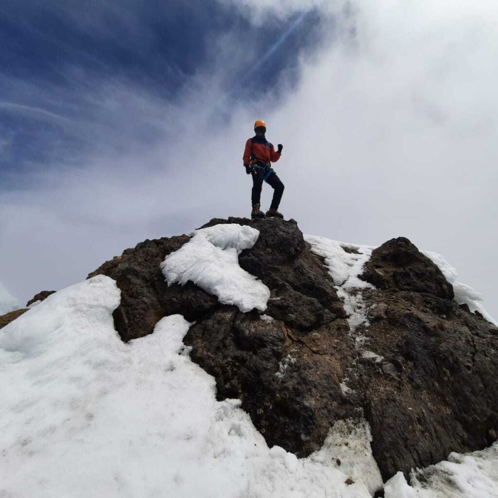Gracias a su altitud y características, el Carihuairazo es una excelente montaña para desarrollar resistencia, mejorar la aclimatación y prepararse para ascensos glaciares como el Cotopaxi o el Chimborazo.